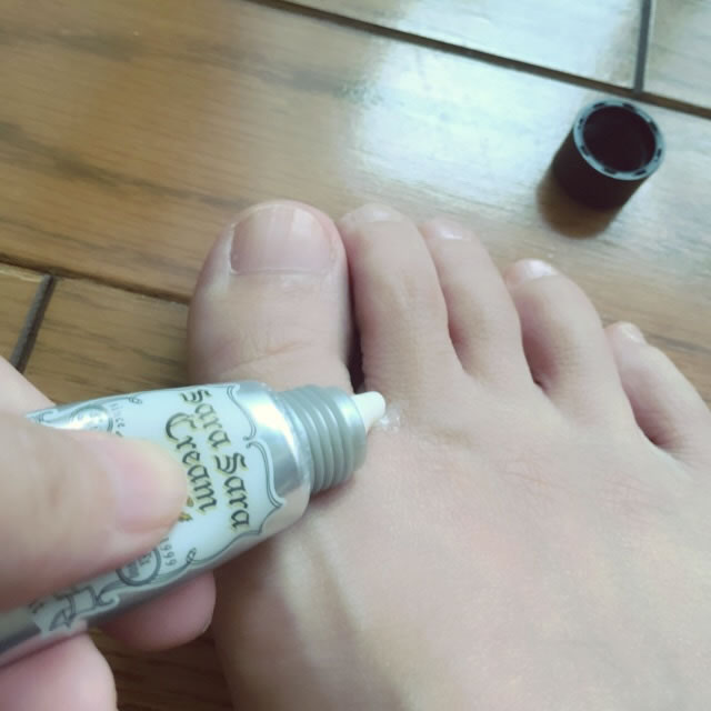 デオナチュレの足指さらさらクリームを塗ってみました